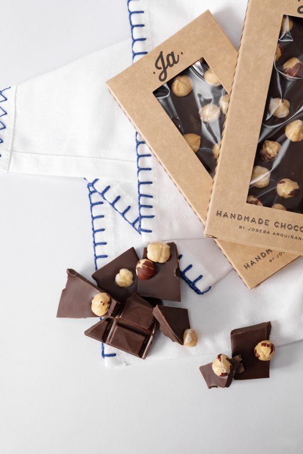 Tableta de chocolate negro 55% con avellana