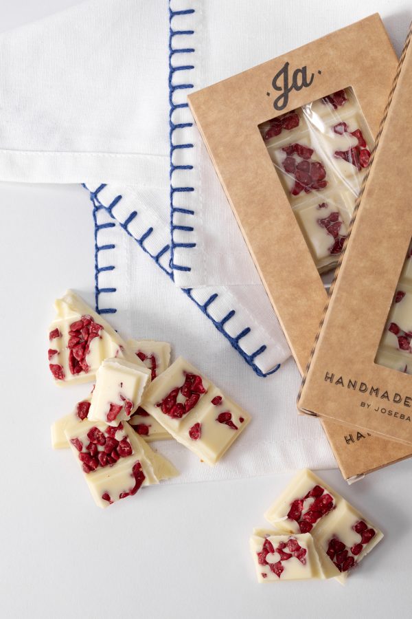 Tableta de chocolate blanco 35% con frambuesa