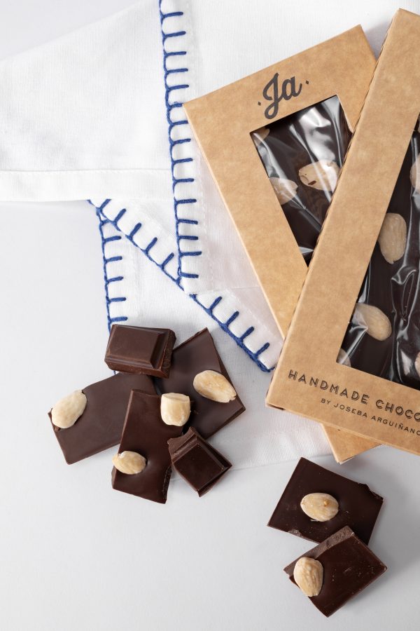 Tableta de chocolate negro 55% con almendra