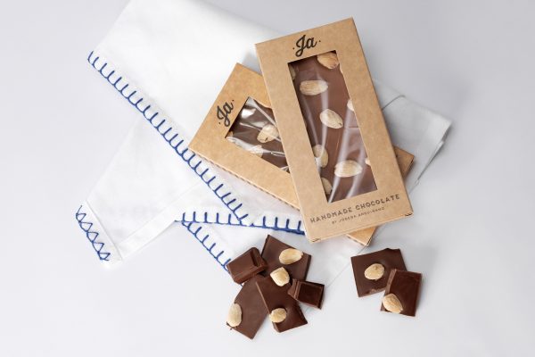 Tableta de chocolate con leche con almendra